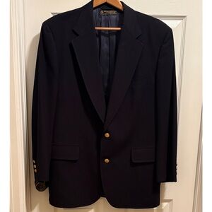 Brooks Brothers Men’s Blazer. Navy blue with 2 button closure. Size 42R.